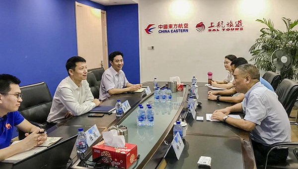 7月9日，集團(tuán)公司董事長李漢東、副總經(jīng)理龔勇一行前往上航假期國際旅行社總部，拜訪上航假期總經(jīng)理靳黎軍，雙方就下一步開展更加深入的合作進(jìn)行了洽談。市場營銷部、經(jīng)營管理部相關(guān)負(fù)責(zé)人陪同參加。.png