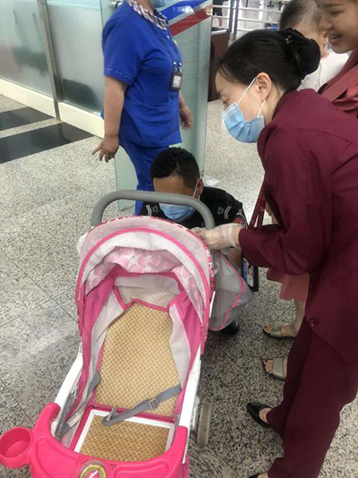 圖片1.png“真情服務(wù)”是讓旅客更加安心、放心、舒心的出行。行查室作為部門(mén)進(jìn)港服務(wù)的最后一個(gè)環(huán)節(jié)，在日常工作中也很注重服務(wù)細(xì)節(jié)。6月10日，行查室工作人員幫助旅客打開(kāi)嬰兒車(chē)，為她排憂解難。.png