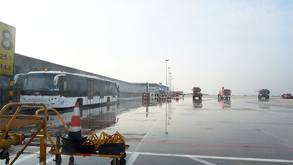 1654650268129921.jpg 綿陽機場積極組織開展航空器跑道突發(fā)事件應急救援演練2.jpg