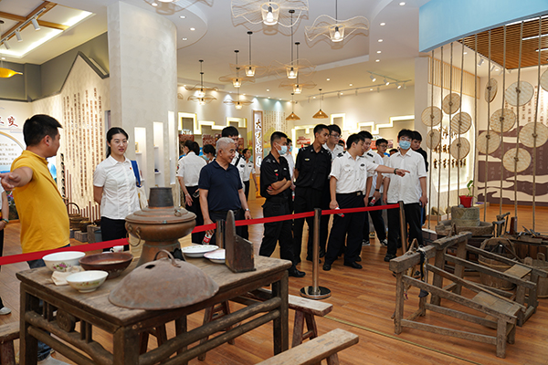 “助力鄉(xiāng)村振興，踐行艱苦奮斗” 將新員工黨性教育活動(dòng)搬到對(duì)口幫扶村.jpg