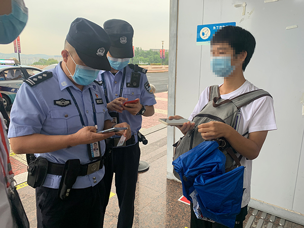 1663119417366931.jpg 安檢站查獲一旅客冒用他人健康碼、核酸證明副本.jpg