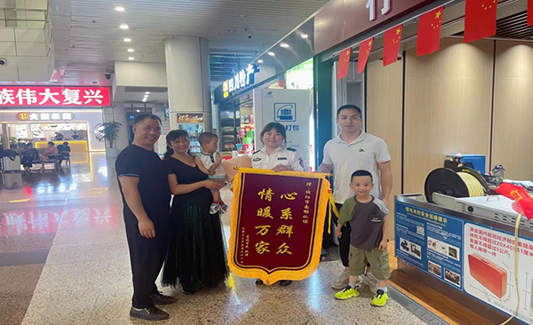 心系群眾，情暖萬家—— 綿陽機場安檢站暖心服務獲錦旗.png