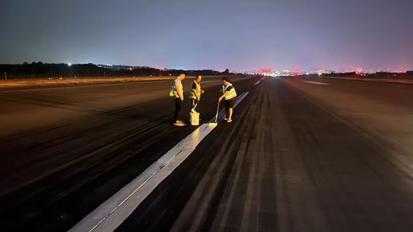深夜，航班結(jié)束后，工作人員對跑道中心線進行復新_副本.jpg